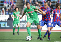 ドウグラス ヴィエイラ（東京Ｖ）は厳しいマークを受け、2試合連続のゴールとはならなかった【明治安田Ｊ２ 第2節 甲府vs東京Ｖ】