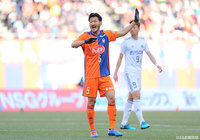 後方からチームを鼓舞する富澤 清太郎(新潟)【明治安田J2 第2節 新潟vs松本】