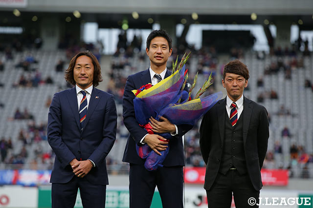昨季限りで現役を退いた平山 相太氏（中央）の引退セレモニーが開催され、かつて共に戦った石川 直宏氏（左）と羽生 直剛（右）も駆け付けた【明治安田Ｊ１ 第2節 FC東京vs仙台】