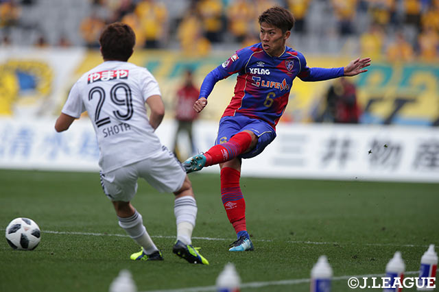 FC東京のバックラインからパスを出す太田 宏介【明治安田Ｊ１ 第2節 FC東京vs仙台】