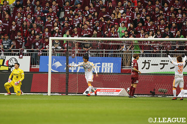 追加点を決め喜ぶ清水の選手と点差を離されうなだれる神戸の選手たち【明治安田Ｊ１ 第2節 神戸vs清水】