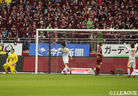 追加点を決め喜ぶ清水の選手と点差を離されうなだれる神戸の選手たち【明治安田Ｊ１ 第2節 神戸vs清水】