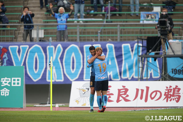 技ありゴールで先制点を獲得したイバ（横浜FC）と共に喜ぶジョン チュングン（横浜FC）【明治安田Ｊ２ 第2節 岐阜vs横浜FC】