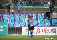 技ありゴールで先制点を獲得したイバ（横浜FC）と共に喜ぶジョン チュングン（横浜FC）【明治安田Ｊ２ 第2節 岐阜vs横浜FC】