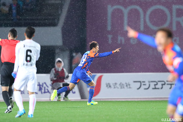 試合開始直後に澤田 崇がミドルレンジから強烈なシュートを突き刺し、長崎が先制点を獲得！【明治安田Ｊ１ 第2節 長崎vs鳥栖】