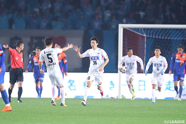 高橋 秀人（鳥栖）が味方選手が落としたボールをダイレクトで流し込み、鳥栖が1点を返す！【明治安田Ｊ１ 第2節 長崎vs鳥栖】