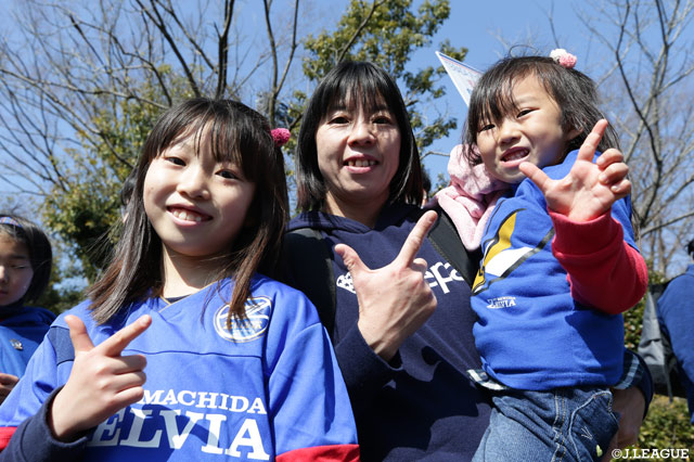 今日は家族で応援するぞ！記念にパシャリ！【明治安田Ｊ２ 第2節 町田vs大宮】