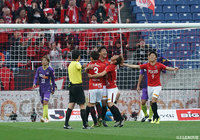 ホームで先制ゴールを挙げ祝福される青木 拓矢（浦和）【明治安田Ｊ１ 第2節 浦和vs広島】