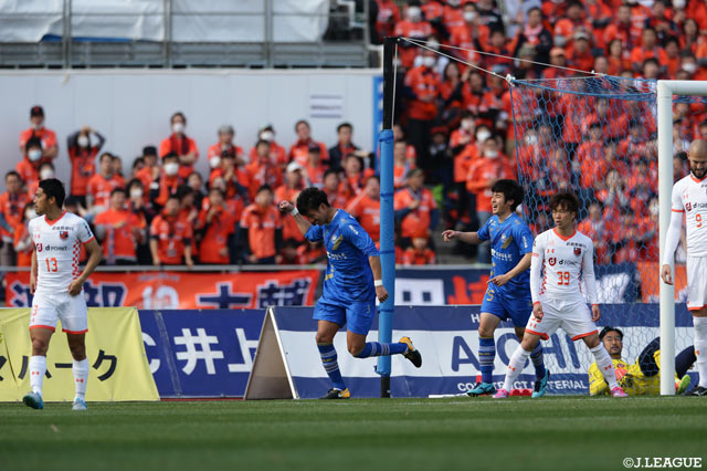 開始直後にゴールを決めガッツポーズの深津 康太（町田）【明治安田Ｊ２ 第2節 町田vs大宮】