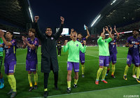 サポーターと勝利を分かち合う広島イレブン。アウェーで貴重な勝点3を得た【明治安田Ｊ１ 第2節 浦和vs広島】