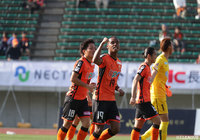 オナイウ 阿道（山口）は2試合連続ゴールとなるヘディングシュートを決めた【明治安田Ｊ２ 第2節 山口vs愛媛】