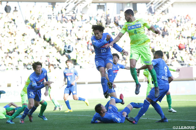 ヘディングシュートを放ち果敢にゴールを狙った木村 祐志（水戸）だったが…【明治安田Ｊ２ 第2節 千葉vs水戸】