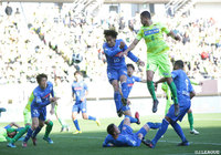 ヘディングシュートを放ち果敢にゴールを狙った木村 祐志（水戸）だったが…【明治安田Ｊ２ 第2節 千葉vs水戸】