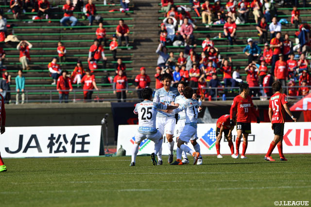 先制点を決め喜び合う讃岐の選手たち【明治安田Ｊ２ 第2節 金沢vs讃岐】