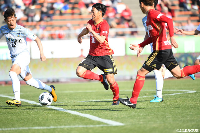 後半出場の山﨑 雅人（金沢）がドリブルを仕掛けゴールを狙うが…【明治安田Ｊ２ 第2節 金沢vs讃岐】