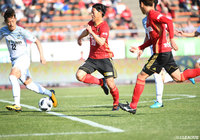 後半出場の山﨑 雅人(金沢)がドリブルを仕掛けゴールを狙うが…【明治安田J2 第2節 金沢vs讃岐】