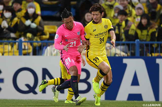 トン キンマン（傑志）と激しく競り合う亀川 諒史（柏）【ACL GS MD3 柏vs傑志】