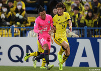 トン キンマン（傑志）と激しく競り合う亀川 諒史（柏）【ACL GS MD3 柏vs傑志】