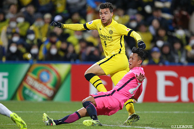 クリスティアーノ（柏）が角度のない位置からシュートを放つも、GKのセーブに阻まれてしまう【ACL GS MD3 柏vs傑志】