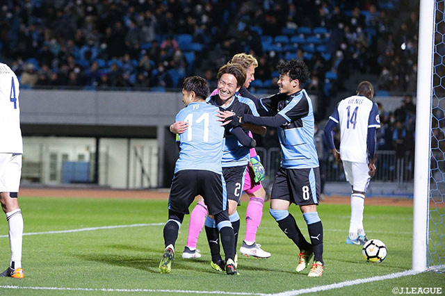 サイドハーフで起用され、勝ち越し点を決めた登里（#2）と祝福するチームメイト【ACL GS MDGS MD3 川崎Ｆvsメルボルンビクトリー】