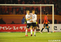 2ゴールと大活躍した浦和の荻原　拓也を長澤　和輝が祝福。【ルヴァンカップ GS 第1節 名古屋vs浦和】