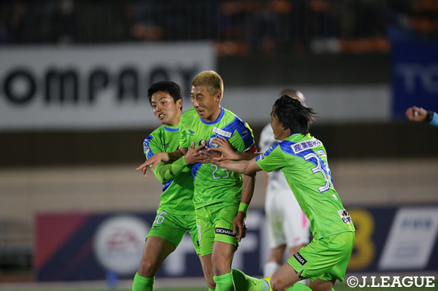 決勝ゴールを奪った高山 薫（湘南）。チームメイトから祝福を受ける【ルヴァンカップ GS 第1節 湘南vs鳥栖】