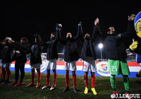 ホームでの一戦で今季公式戦初勝利を挙げ、サポーターに挨拶をする横浜FMの選手たち【ルヴァンカップ GS 第1節 横浜FMvsFC東京】