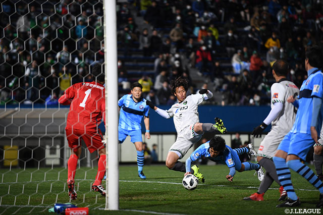 西山 雄介（YS横浜）が頭で叩き込み、ホームのYS横浜が逆転に成功！【明治安田Ｊ３ 第1節 YS横浜vs相模原】