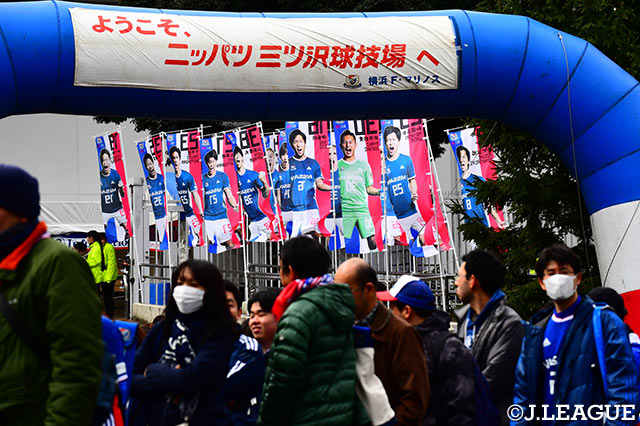 たくさんのサポーターを選手たちののぼり旗がお出迎え！【明治安田Ｊ１ 第3節 横浜FMvs鳥栖】