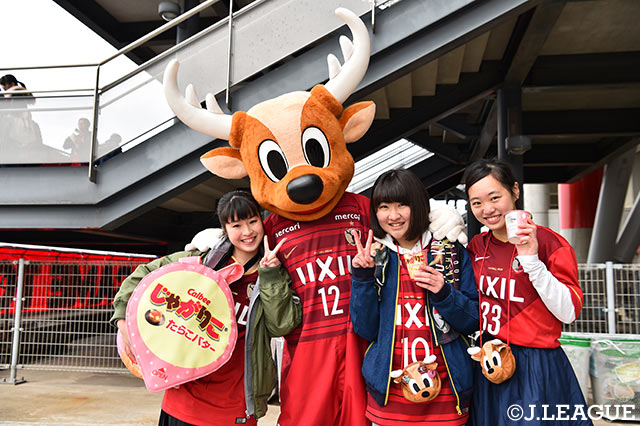 アントンポシェットをして、お父さんのしかおとみんなで記念撮影！【明治安田Ｊ１ 第3節 鹿島vs広島】