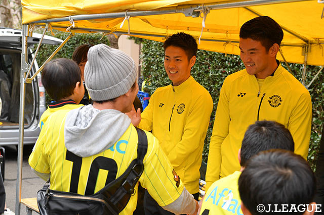 『Jリーグ TEAM AS ONE ～7年目の、AS ONE募金。～』が行われ、サポーターは選手たちと近くで触れ合いました！【明治安田Ｊ１ 第3節 柏vsＣ大阪】