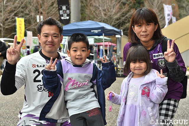 家族みんで藤枝カラーを身に着けて、みんなで元気いっぱい応援だ！【明治安田Ｊ３ 第1節 藤枝vs長野】
