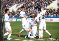 ビクトル イバルボ（鳥栖）が追加点を決め、チームメイトが祝福【明治安田Ｊ１ 第3節 横浜FMvs鳥栖】