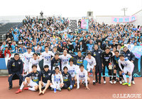 アウェイ横浜まで駆け付けた鳥栖のサポーターと、勝利の記念撮影【明治安田Ｊ１ 第3節 横浜FMvs鳥栖】