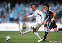 ケガから復帰し先発したアデミウソン（Ｇ大阪）が積極的にボールを追いかける【明治安田Ｊ１ 第3節 川崎ＦvsＧ大阪】