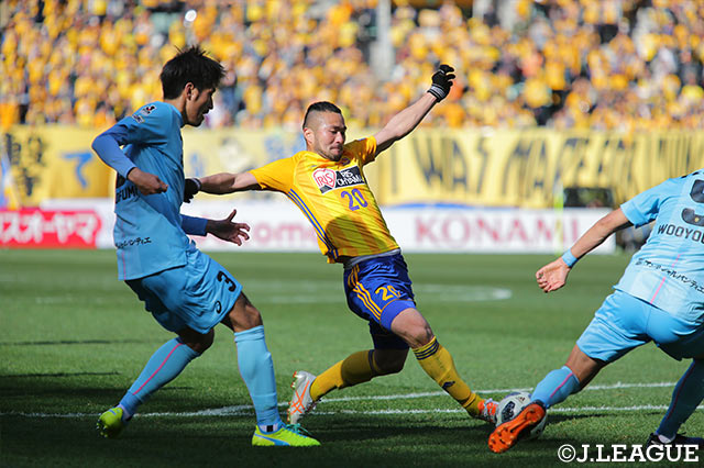 今季から仙台に移籍した阿部 拓馬が、攻撃的なプレーで魅せる【明治安田Ｊ１ 第3節 仙台vs神戸】