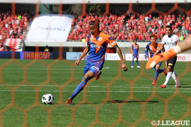 鈴木 武蔵がPKを決めホームの長崎が先制に成功！【明治安田Ｊ１ 第3節 長崎vs浦和】