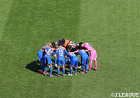 前半終了間際のゴールでリードした長崎、ハーフタイムを終え円陣を組み気合いを入れなおす【明治安田Ｊ１ 第3節 長崎vs浦和】