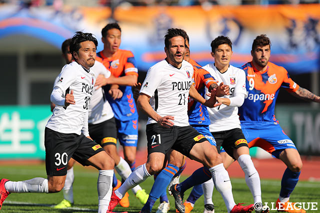 ペナルティエリア内で激戦を繰り広げる両チームの選手たち【明治安田Ｊ１ 第3節 長崎vs浦和】