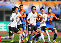 ペナルティエリア内で激戦を繰り広げる両チームの選手たち【明治安田Ｊ１ 第3節 長崎vs浦和】