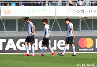 今季リーグ戦初勝利はまたもお預けとなり、うなだれる浦和の選手たち【明治安田Ｊ１ 第3節 長崎vs浦和】