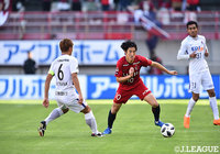 果敢にゴールを狙い勝負を仕掛けた金崎（鹿島）だったが、同点のチャンスを逃してしまう【明治安田Ｊ１ 第3節 鹿島vs広島】