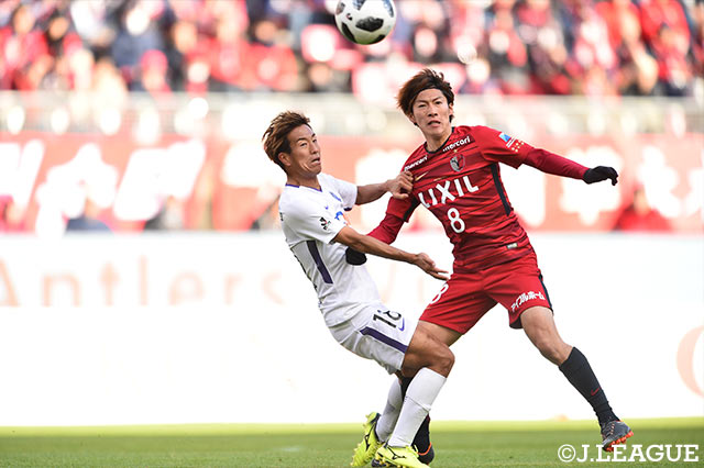 見ごたえのあるマッチアップを繰り広げる柏 好文（広島）と土居 聖真（鹿島）【明治安田Ｊ１ 第3節 鹿島vs広島】