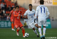 前節得点を挙げた大前 元紀（大宮）にはブエノ（徳島）の激しいチェックが入り、なかなかシュートまで持ち込めない【明治安田Ｊ２ 第3節 大宮vs徳島】