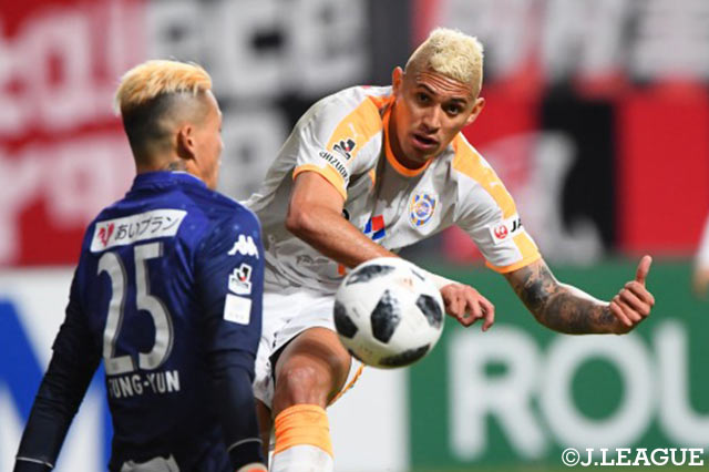 クリスランが相手を背負いながら反転しシュート！これが決まり清水が同点に追いつく！【明治安田Ｊ１ 第3節 札幌vs清水】