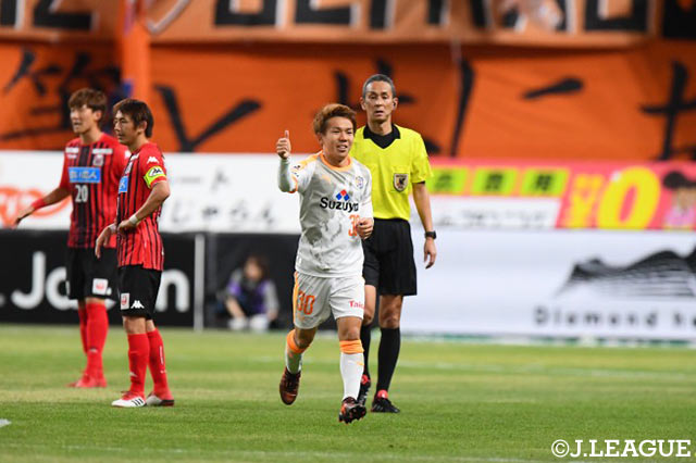 グラウンダーのクロスを金子 翔太（清水）がダイレクトで流し込み、清水が逆転に成功！【明治安田Ｊ１ 第3節 札幌vs清水】