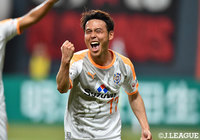 味方選手が落としたボールを河井 陽介（清水）がアウトサイドで決め、清水が点差を2点に広げる！【明治安田Ｊ１ 第3節 札幌vs清水】