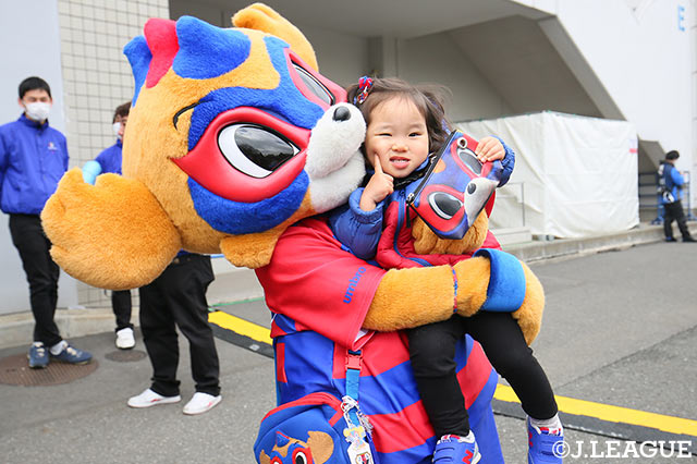 大好きな東京ドロンパに抱っこされ女の子もうっとり【明治安田Ｊ３ 第1節 Ｆ東23vs沼津】