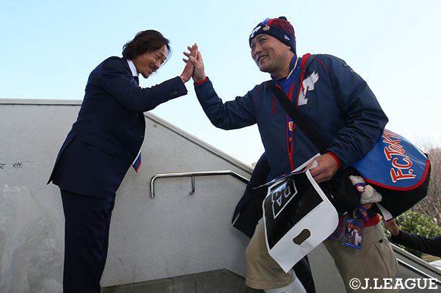石川 直宏がハイタッチでお出迎え！【明治安田Ｊ３ 第1節 Ｆ東23vs沼津】