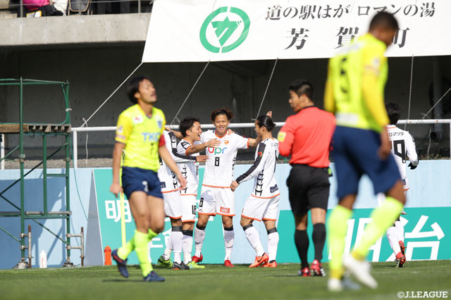 小野瀬 康介のボレーシュートで先制点を奪った山口。その後も追加点を挙げ前半だけで3点をリードした【明治安田Ｊ２ 第3節 栃木vs山口】